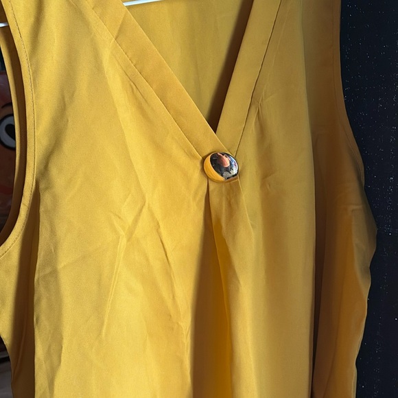 SHEIN Gold Pleated Sleeveless Blouse - Picture 3 of 3